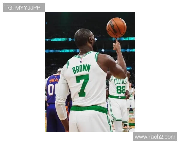 杰伦布朗在NBA赛季中展现卓越领导力与全面技能的崛起之路