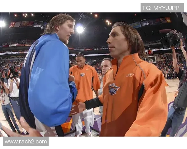 篮球明星击掌瞬间展现团结与友谊的力量激励年轻球员追逐梦想